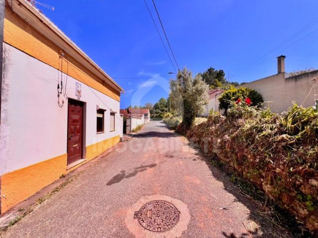 Moradia com terreno e garagem em Caceira