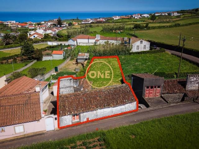 Moradia com Terreno e Potencial de Valorização | Lomba da Fazenda – Nordeste