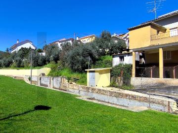 Moradia com Terreno em Dornelas do Zêzere – Oportunidade Única Junto à Piscina Fluvial!