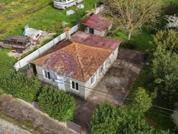 MORADIA COM TERRENO EM SANTO TIRSO