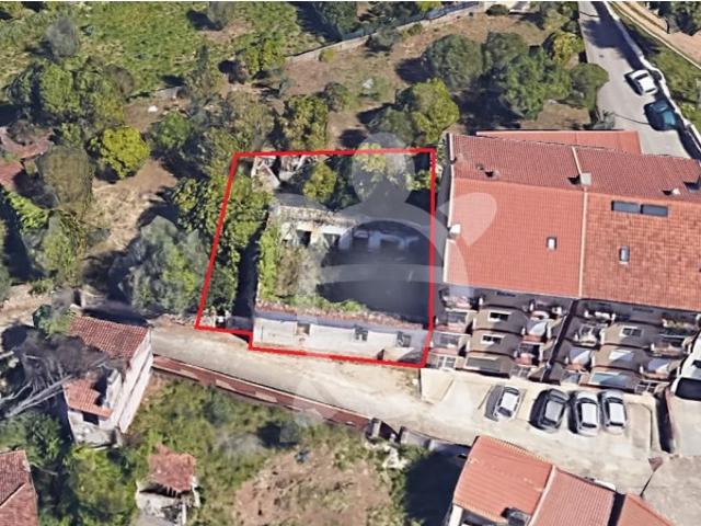 Moradia com terreno junto à Rua do Brasil