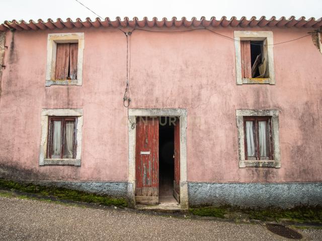 Moradia com terreno para reabilitação em Piquete, Soure