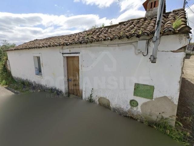 Moradia com terreno para reconstruir em Abrantes
