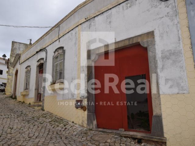 Moradia para Recuperar no Centro de Salir 410 m² de Construção + 400 m² de Logradouro