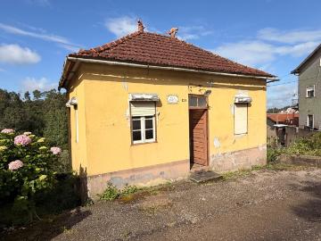 Moradia com terreno para remodelação_Luso