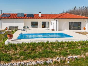 Moradia com Terreno, Piscina e Vista Serra Conforto e Privacidade em Harmonia