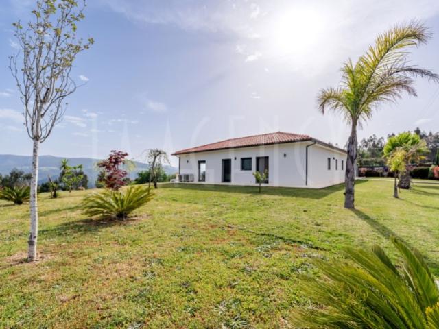 Moradia com Terreno, Piscina e Vista Serra Conforto e Privacidade em Harmonia