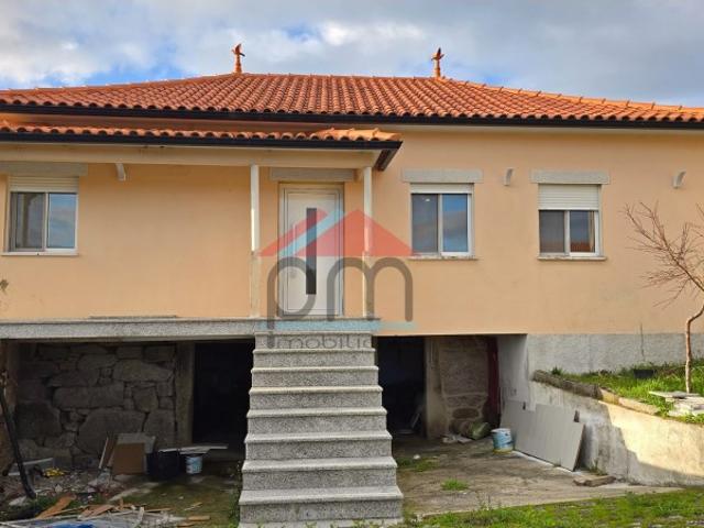 Moradia com Terreno Urbanizável e Elevado Potencial de Investimento