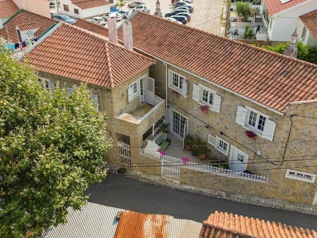 Moradia com TRÊS habitações independentes em Colares