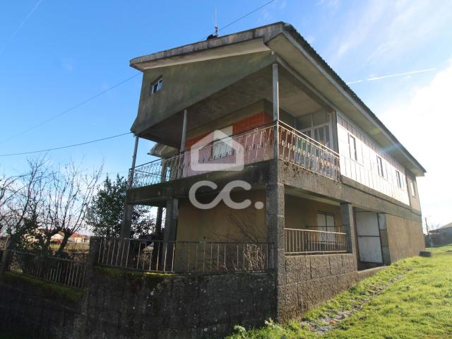 Moradia com três pisos para restauro com terreno na periferia de Chaves