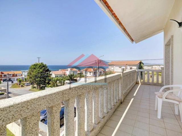 Moradia com Vista Mar e Piscina | Praia de Moledo | Oportunidade de Habitação ou Investimento