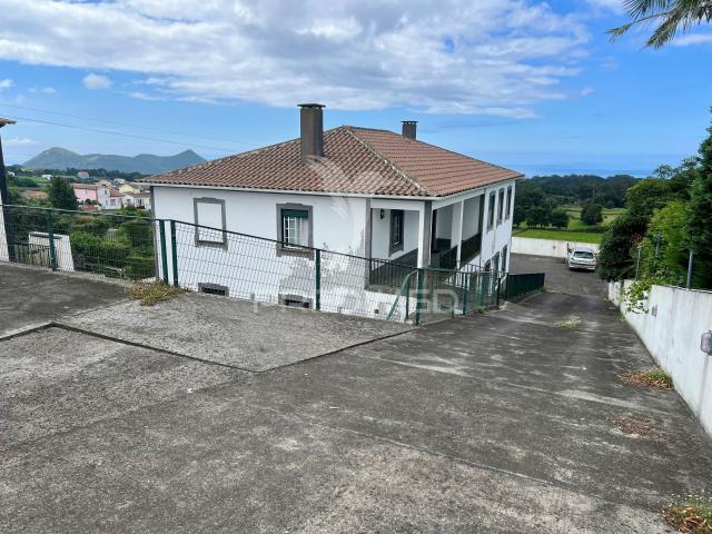 Moradia com Vista Mar e Potencial de Investimento – Posto Santo