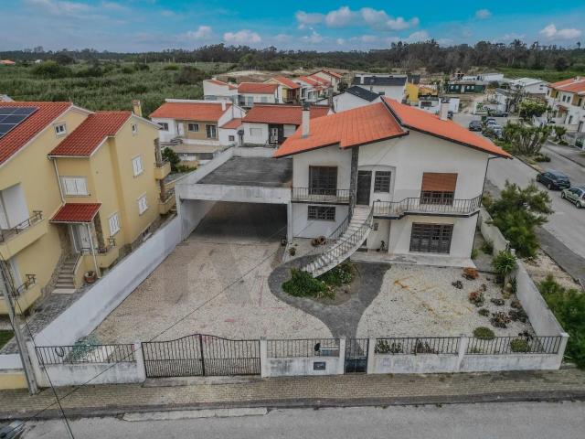 Moradia com vista mar, situada numa aldeia piscatória a 200m da praia