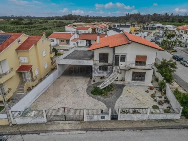Moradia com vista mar, situada numa aldeia piscatória a 200m da praia