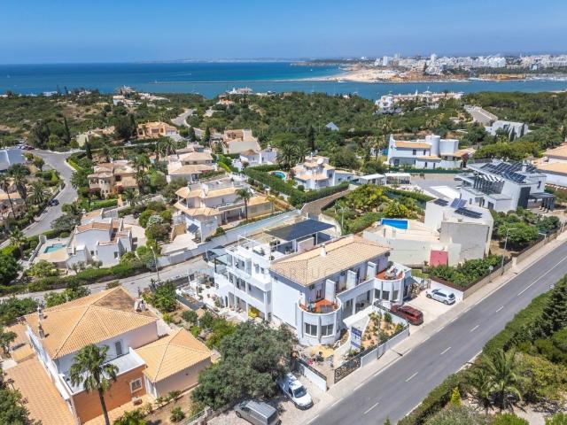 Moradia com Vista Mar, Piscina e Excecional Versatilidade em. 812m² Ferragudo