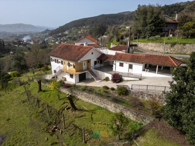 Moradia com vista panorâmica, espaço exterior generoso e enorme potencial em Távora, Arcos de Valdevez