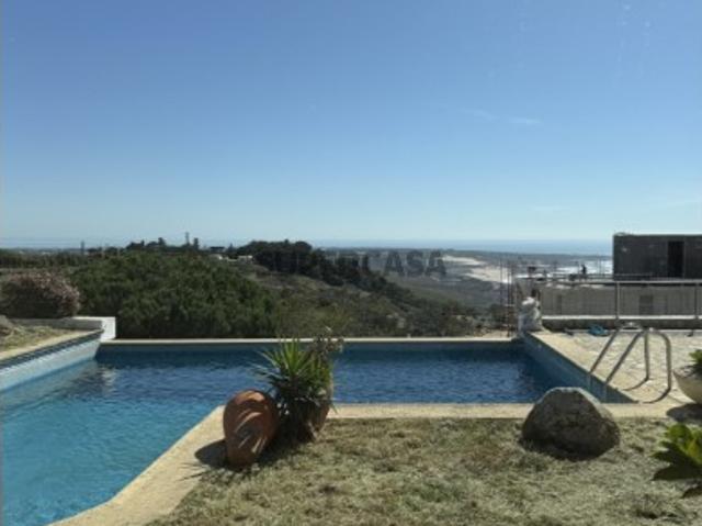 Moradia com Vista Panorâmica para o Mar & Piscina no Enclave Costeiro Mais Raro de Cascais