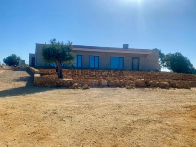 Moradia com vista panorâmica serra e mar, numa zona tranquila Silves