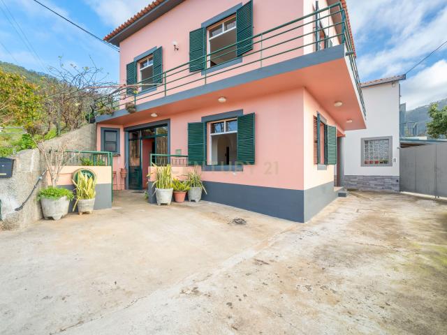 Moradia com Vista para a Montanha Campanário Ribeira Brava