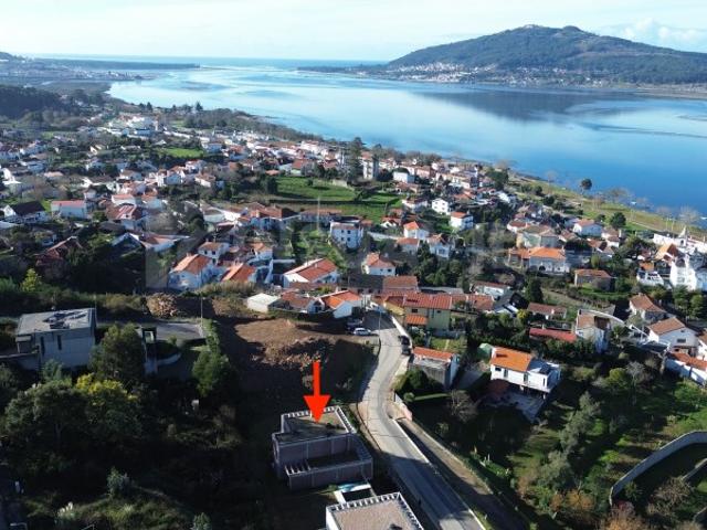 Moradia com vista rio em construção