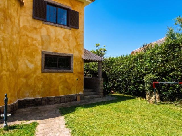 Moradia com zona de jardim e varandas com vista Mar, junto ao centro da Malveira da Serra