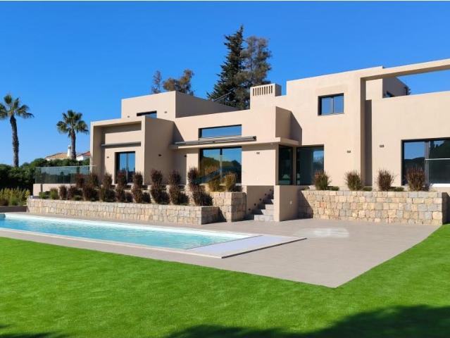 Moderna Moradia de Luxo com Piscina Aquecida 180m² Lagoa e Carvoeiro