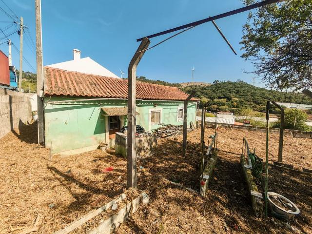 Moradia com Anexo e Terreno de 242 m² | Oportunidade de Reabilitação em Santo Estêvão das Galés