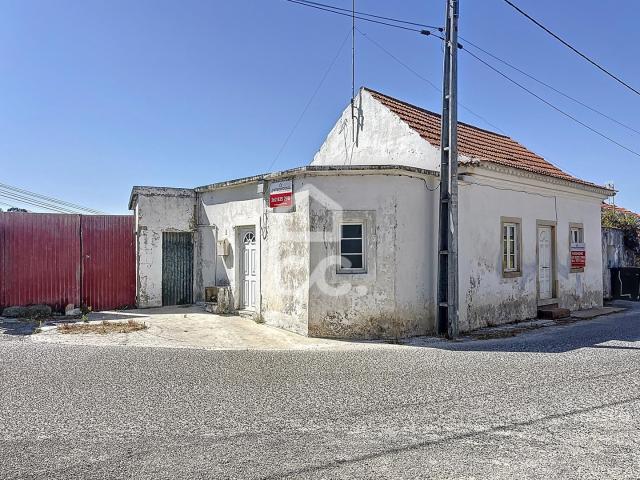 Moradia com anexos, adega, quintal, sótão e terraço