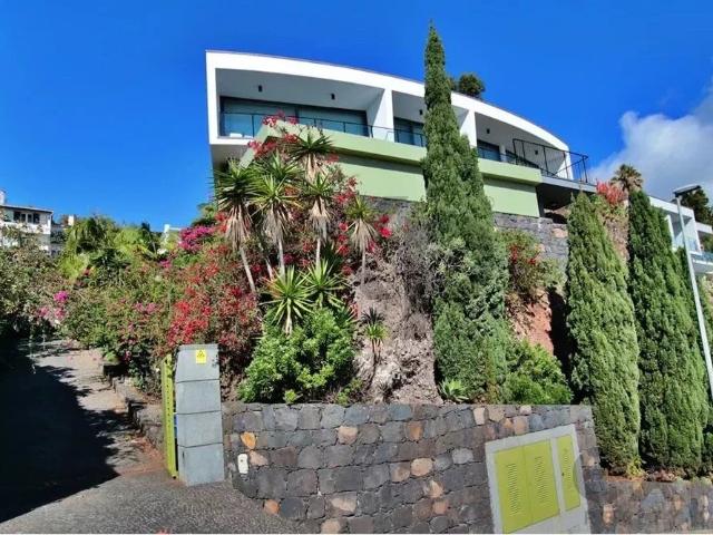 Moradia com arquitectura única no GARAJAU, na Ilha da Madeira