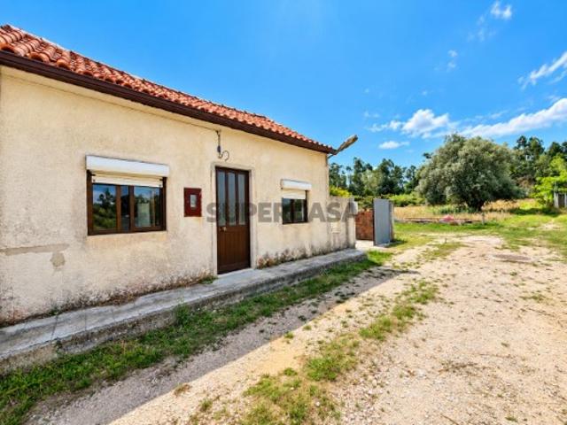 Moradia com cerca de 2.200 m² de terreno Alhadas