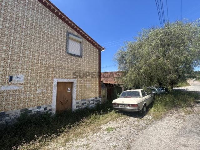 Moradia com comércio e habitação + Moradia T2 + terreno Chão da Serra, Ferreira do Zêzere