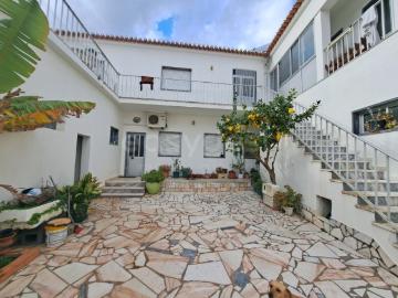 Moradia com Comércio e Habitação no Centro de Entradas Castro Verde