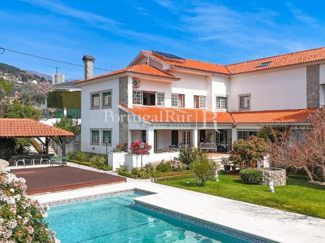 Moradia com court de tenis e piscina na Covilhã 680m² Boidobra