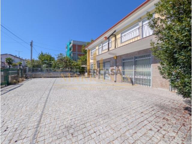 Moradia com duas habitações T3 e T4 c/ comércio no centro de Bragança