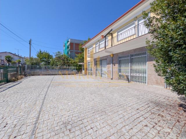 Moradia com duas habitações T3 e T4 c/ comércio no centro de Bragança