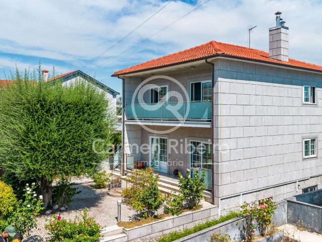 Moradia com Duas Habitações Independentes, Jardim e Garagem. 176m² Fafe