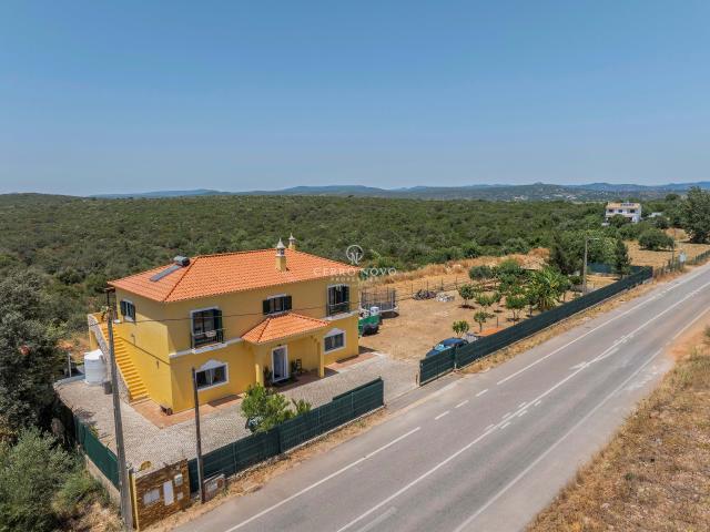 Moradia com Duas Unidades Independentes e Terreno Espaçoso perto de Loulé