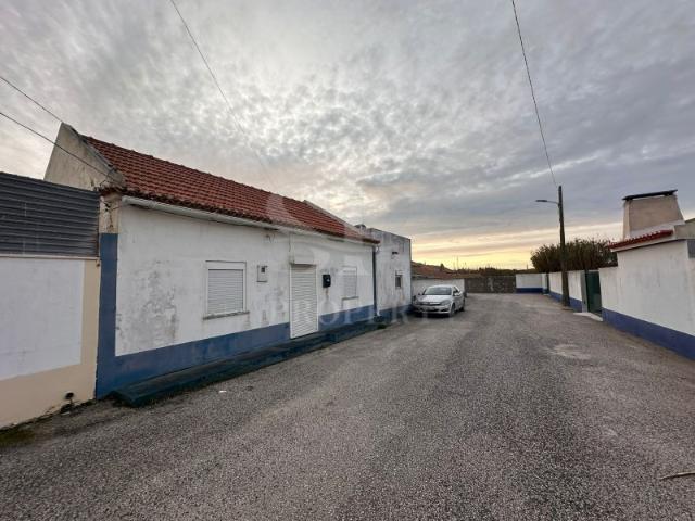 Moradia com elevado potencial em Ferrel Excelente oportunidade de investimento ou habitação