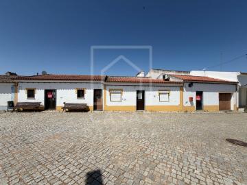 Moradia com espaço comercial com 657m2 em Albergaria dos Fusos