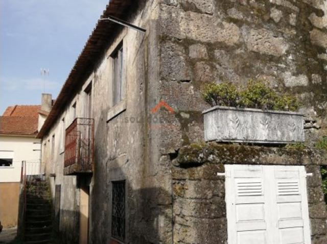 Moradia T4 com Espaço Comercial