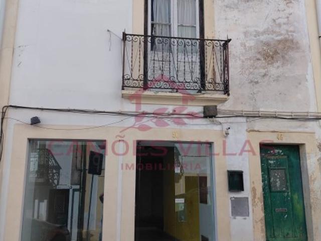 Moradia com espaço comercial
