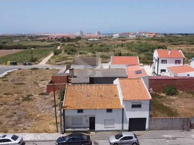 Moradia com excelente localização em Ferrel A poucos minutos da praia