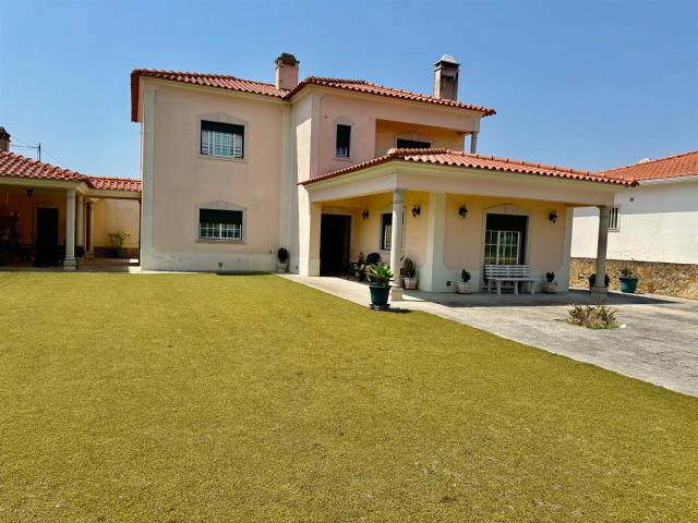 Moradia com garagem e jardim espaçoso entre Caldas da Rain. 223m² Gaeiras