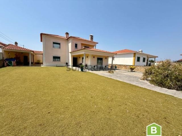 Moradia com garagem e jardim espaçoso entre Caldas da Rainha e Óbidos