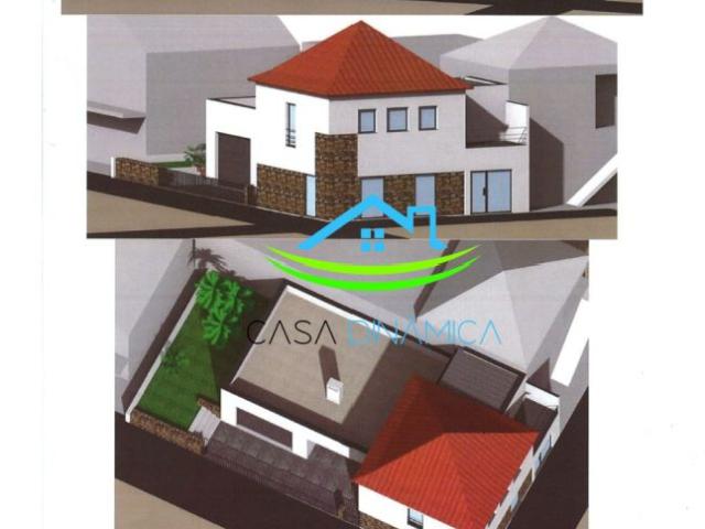 Moradia com garagem e quintal para recuperar
