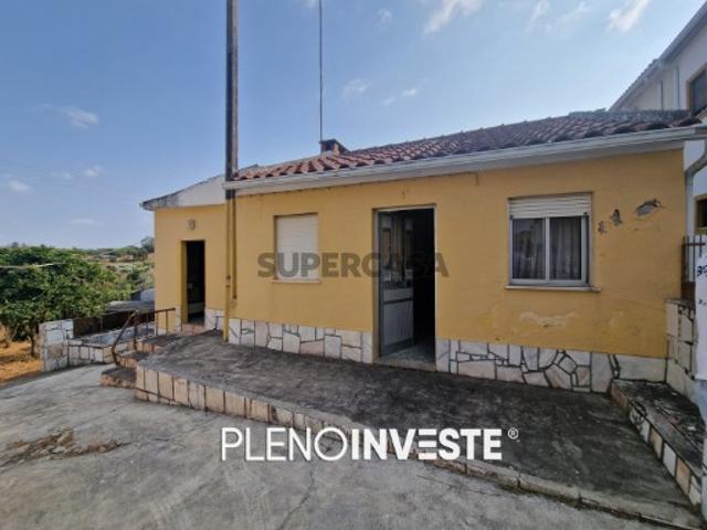 Moradia com garagem e terreno em Vale de Açor