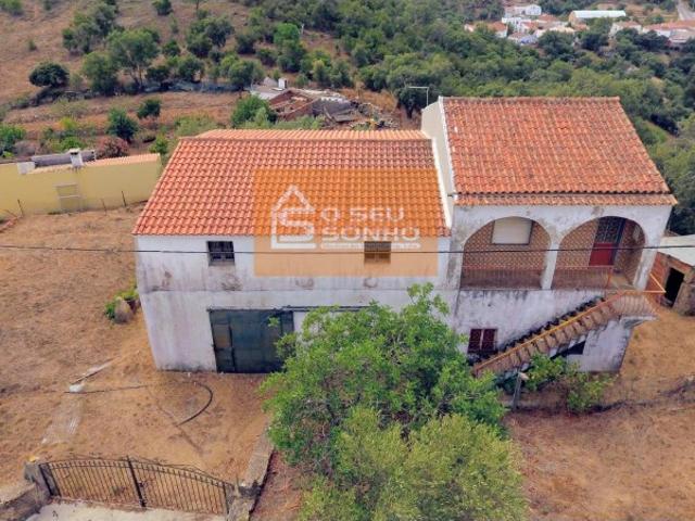 Moradia com Garagem e Terreno no Campo