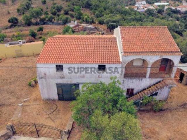Moradia com Garagem e Terreno no Campo