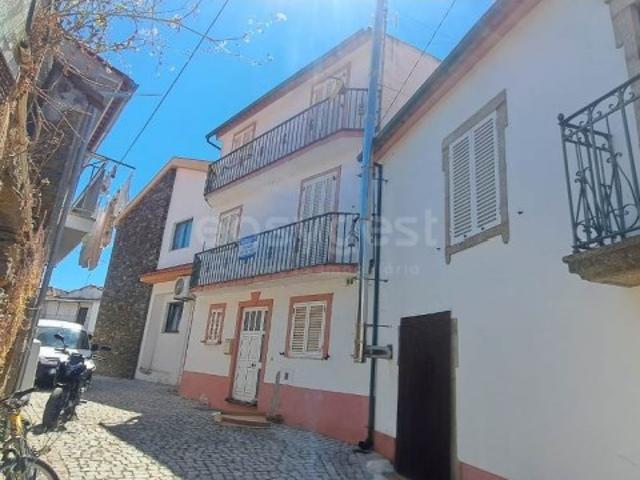 Moradia com garagem em Meirinhos, Mogadouro