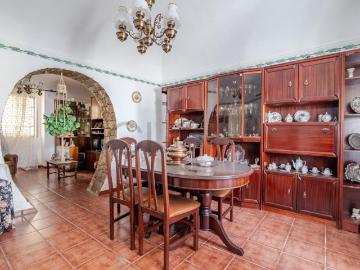 Moradia com garagem, situada em zona central de Vila Nova de. 110m² Aldeia Nova De São Bento